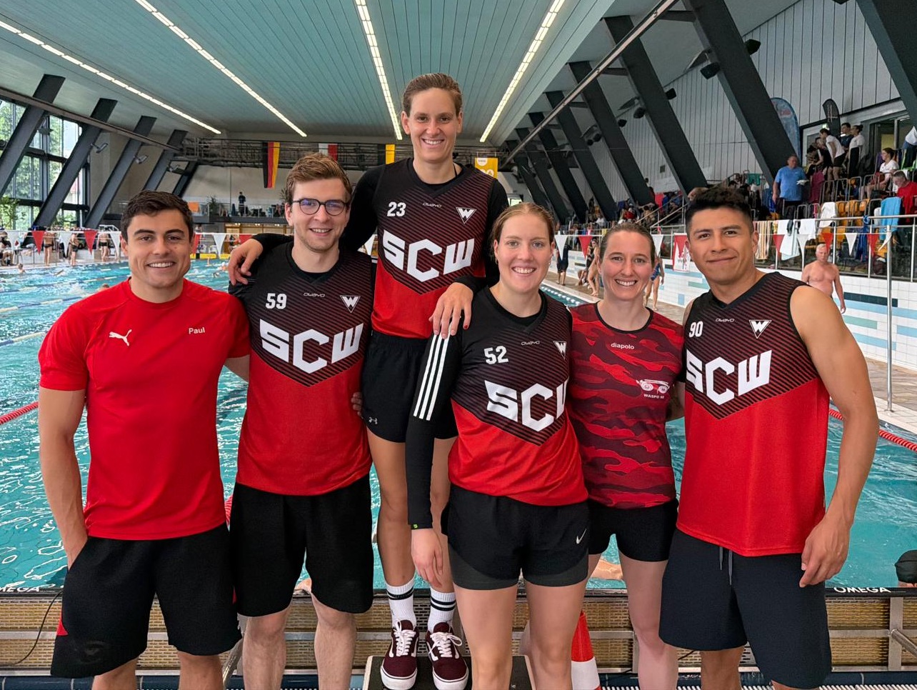 6 SchwimmerInnen im Schwimmbad